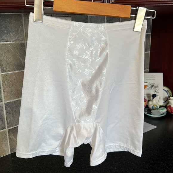 CACHE white shapewear shorts size medium - Picture 3 of 8